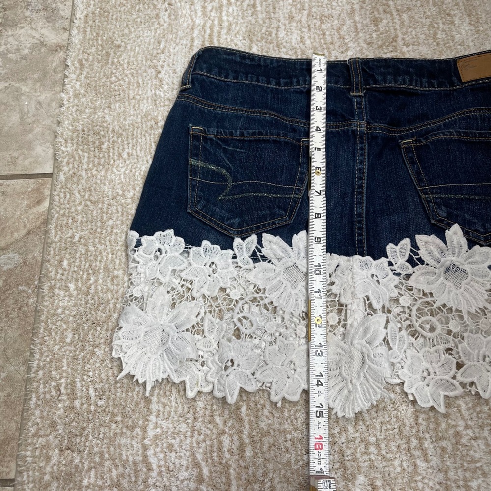 American Eagle Dark Wash Denim Mini Skirt White Floral Crochet Lace Hem Womens 2 - Picture 4 of 7